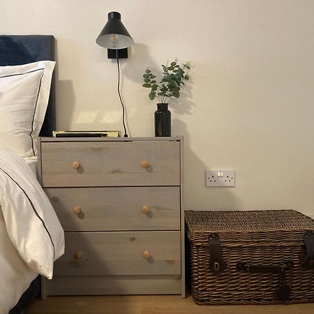 Smart 4K Tvs In All Bedrooms Double Vanity Sink Belfast Extérieur photo