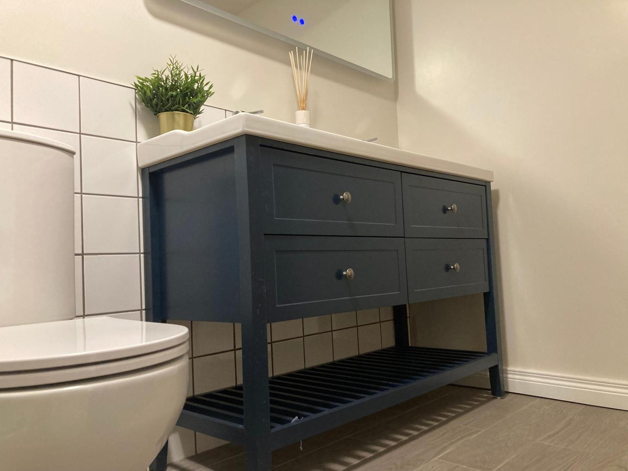 Smart 4K Tvs In All Bedrooms Double Vanity Sink Belfast Extérieur photo