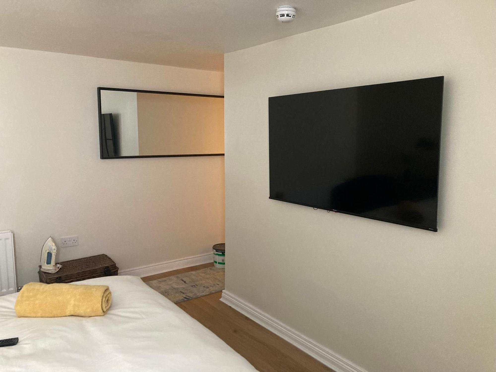 Smart 4K Tvs In All Bedrooms Double Vanity Sink Belfast Extérieur photo