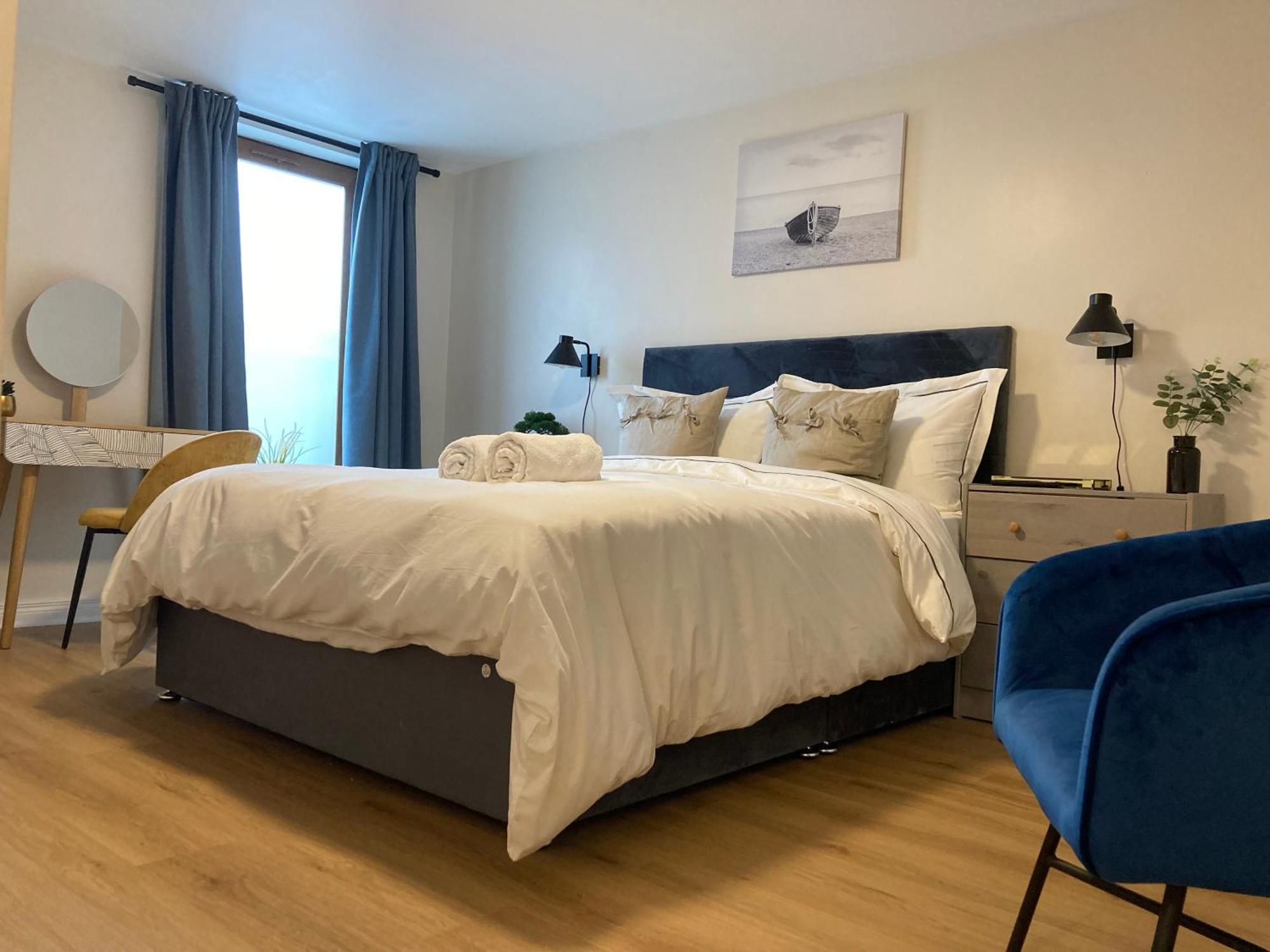 Smart 4K Tvs In All Bedrooms Double Vanity Sink Belfast Extérieur photo