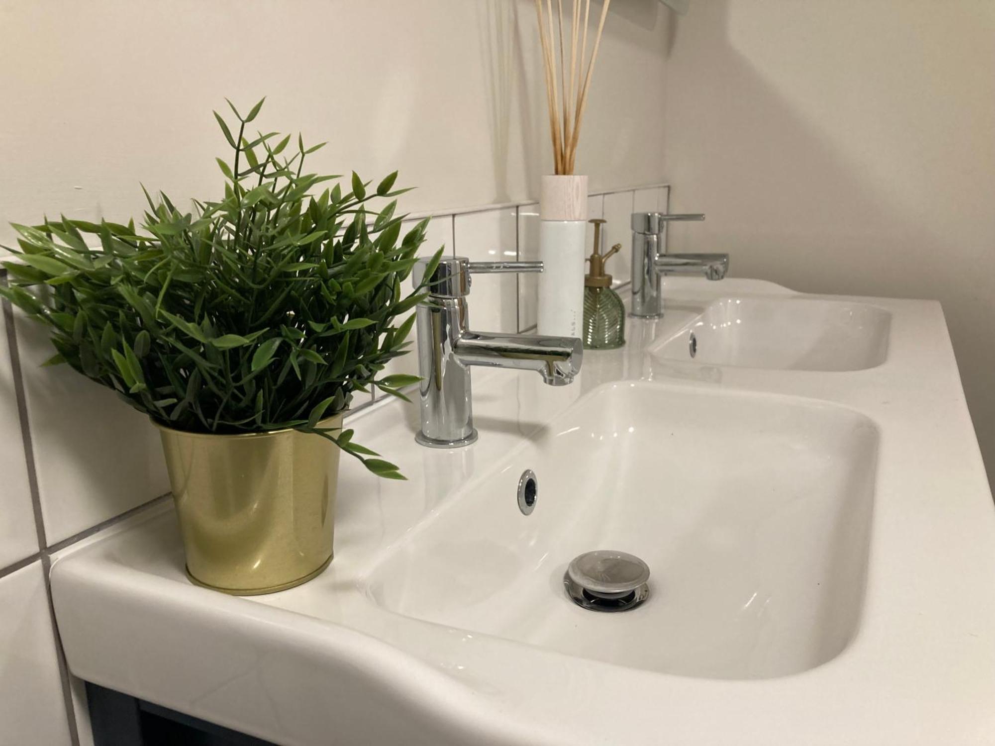 Smart 4K Tvs In All Bedrooms Double Vanity Sink Belfast Extérieur photo