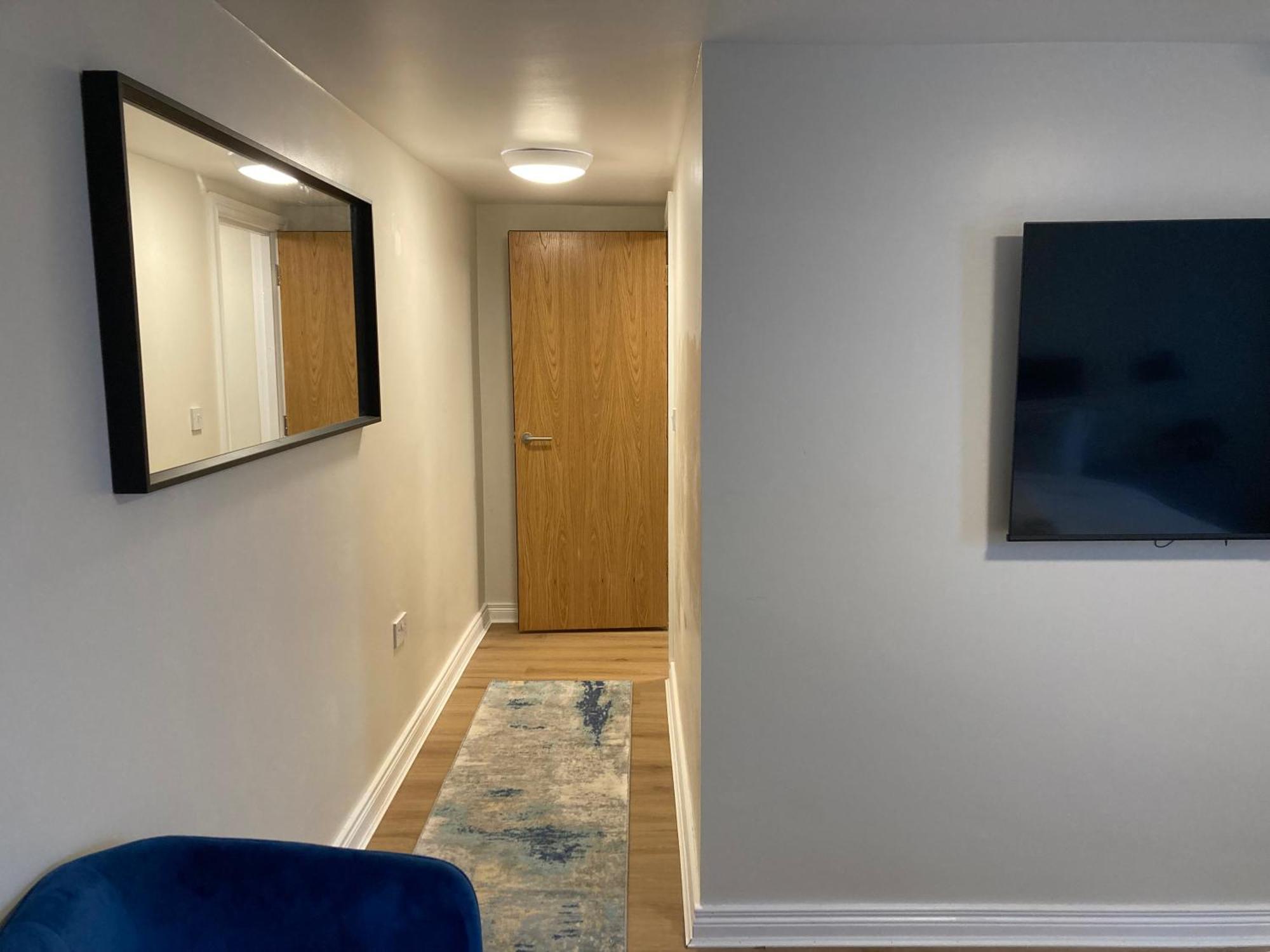 Smart 4K Tvs In All Bedrooms Double Vanity Sink Belfast Extérieur photo