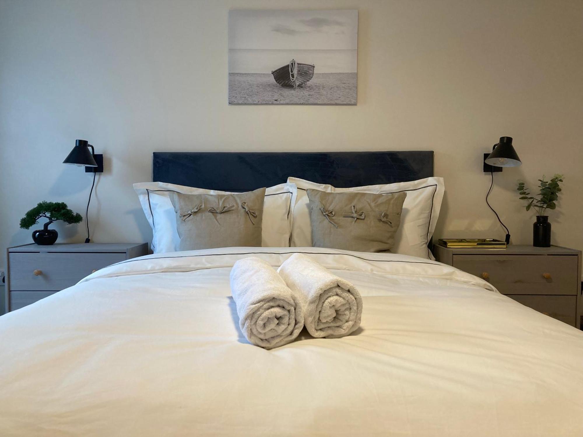Smart 4K Tvs In All Bedrooms Double Vanity Sink Belfast Extérieur photo