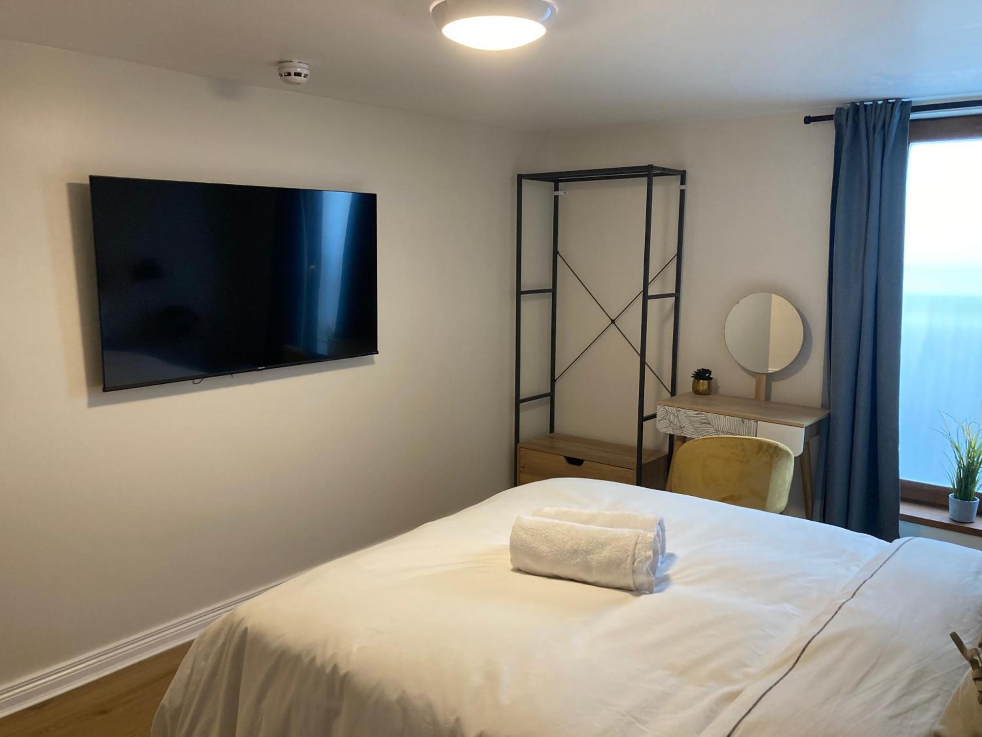 Smart 4K Tvs In All Bedrooms Double Vanity Sink Belfast Extérieur photo