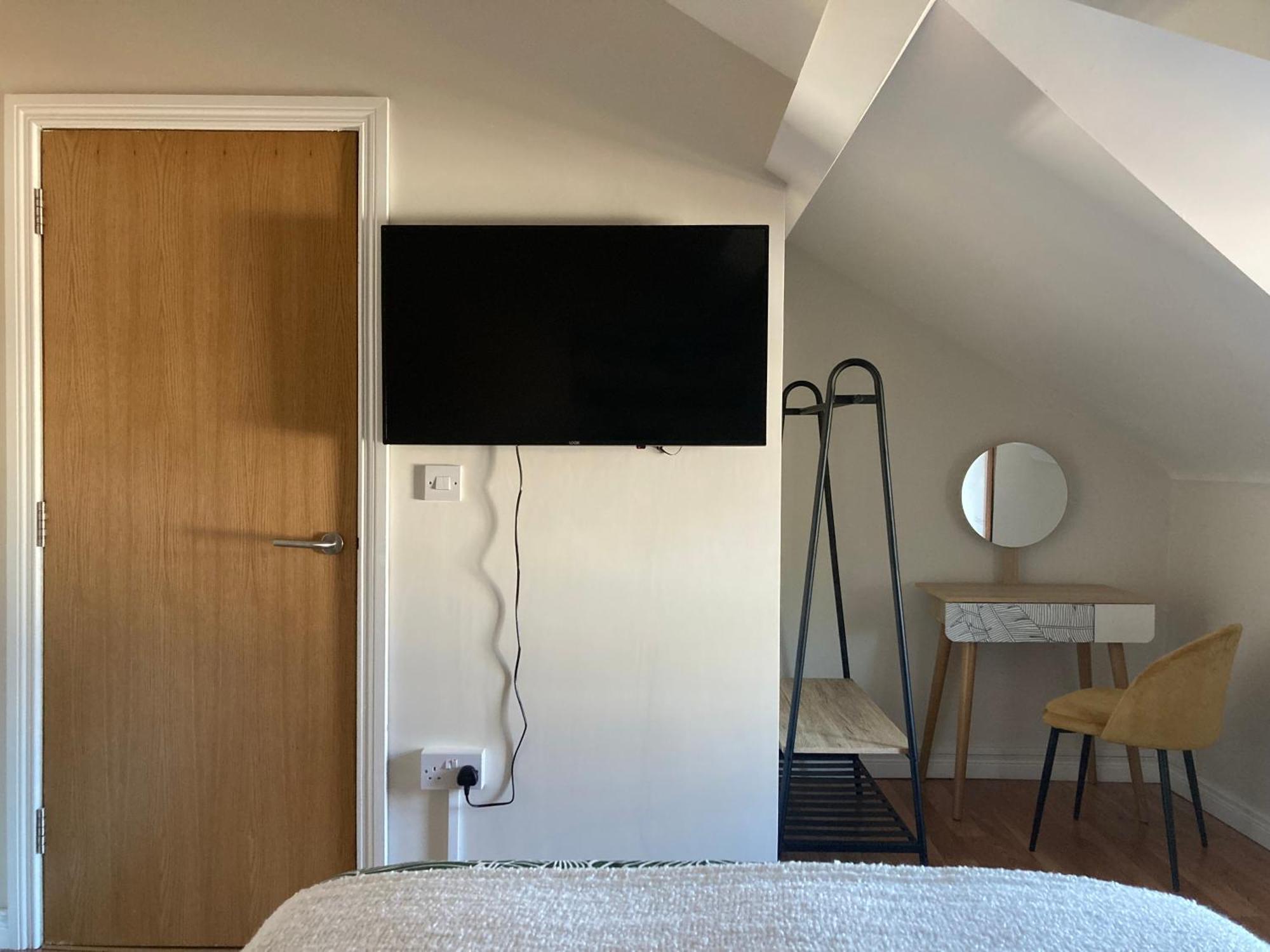 Smart 4K Tvs In All Bedrooms Double Vanity Sink Belfast Extérieur photo