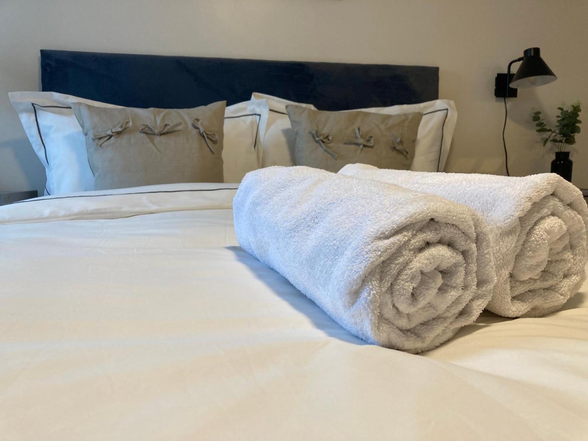 Smart 4K Tvs In All Bedrooms Double Vanity Sink Belfast Extérieur photo